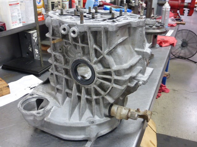 Mechanical transmission on a workbench in a workshop setting.