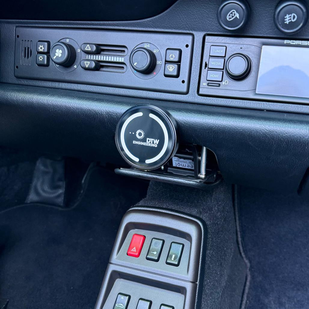 Triebwerk smartphone holder installed in Porsche 964 993 dashboard