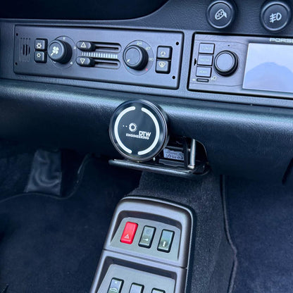 Triebwerk smartphone holder installed in Porsche 964 993 dashboard