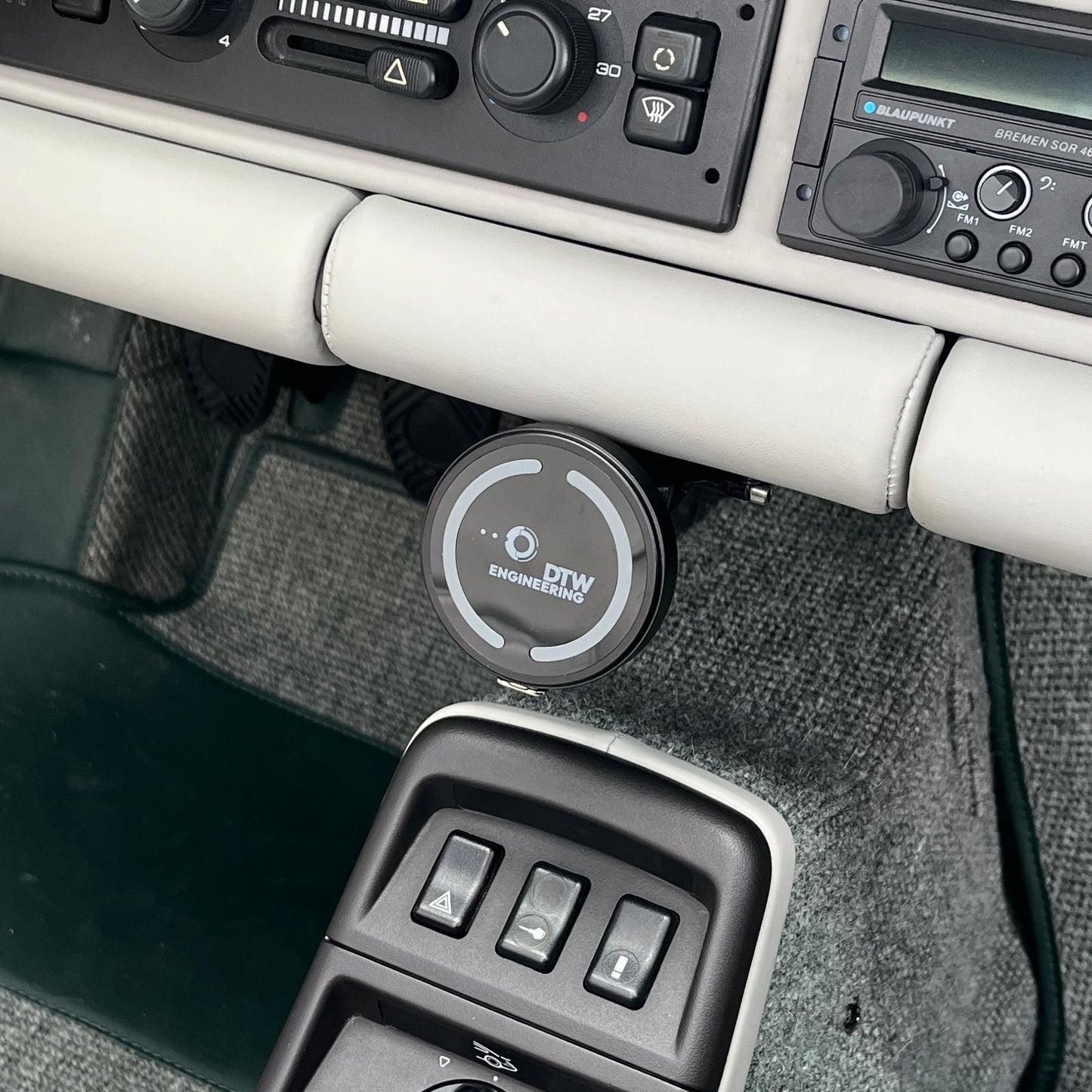 Triebwerk smartphone holder installed in Porsche 964 dashboard