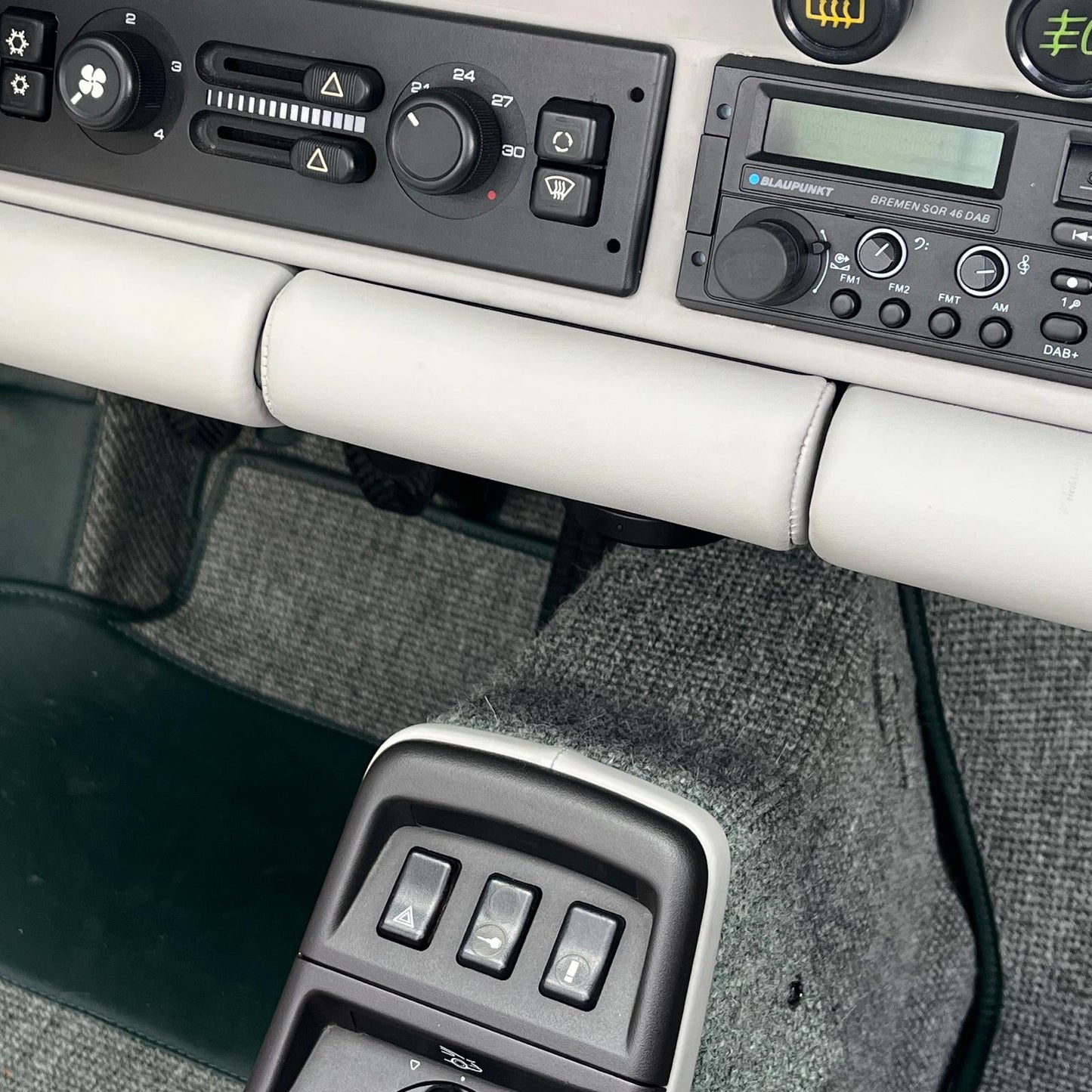 Triebwerk fold-out smartphone holder installed in Porsche 964 — closed position