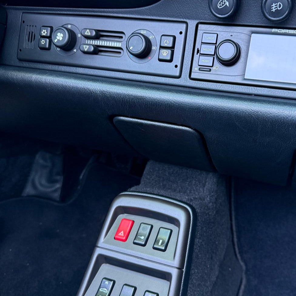 Triebwerk smartphone holder installed in Porsche 964 993 dashboard — closed position